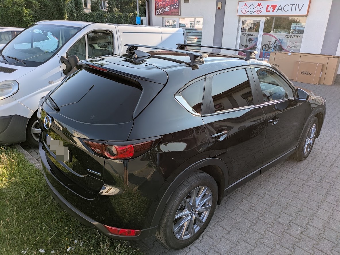 Mazda CX-5 z czarnymi belkami Yakima ? widok prawego tylnego narożnika
